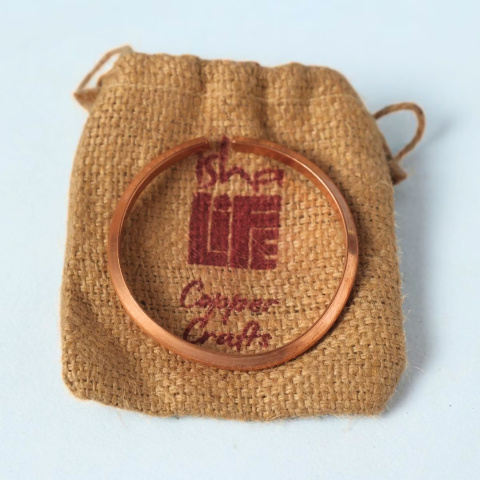 Schlanke Kupfermanschette. Traditionelles Kada-Design. Hergestellt aus reinem Kupfer M5 Schlanke Kupfermanschette. Traditionelles Kada-Design. Hergestellt aus reinem Kupfer M5