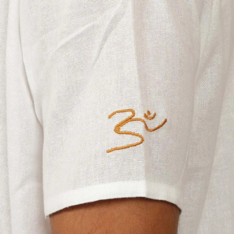 Weiße Kurta 100% Bio-Baumwolle mit gesticktem "Aum"-Schriftzug Weiße Kurta 100% Bio-Baumwolle mit gesticktem "Aum"-Schriftzug