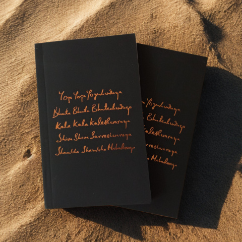 Yogeshwaraya Mantra - Notizbuch mit Golddruck Sadhguru Yogeshwaraya Mantra - Notizbuch mit Golddruck Sadhguru
